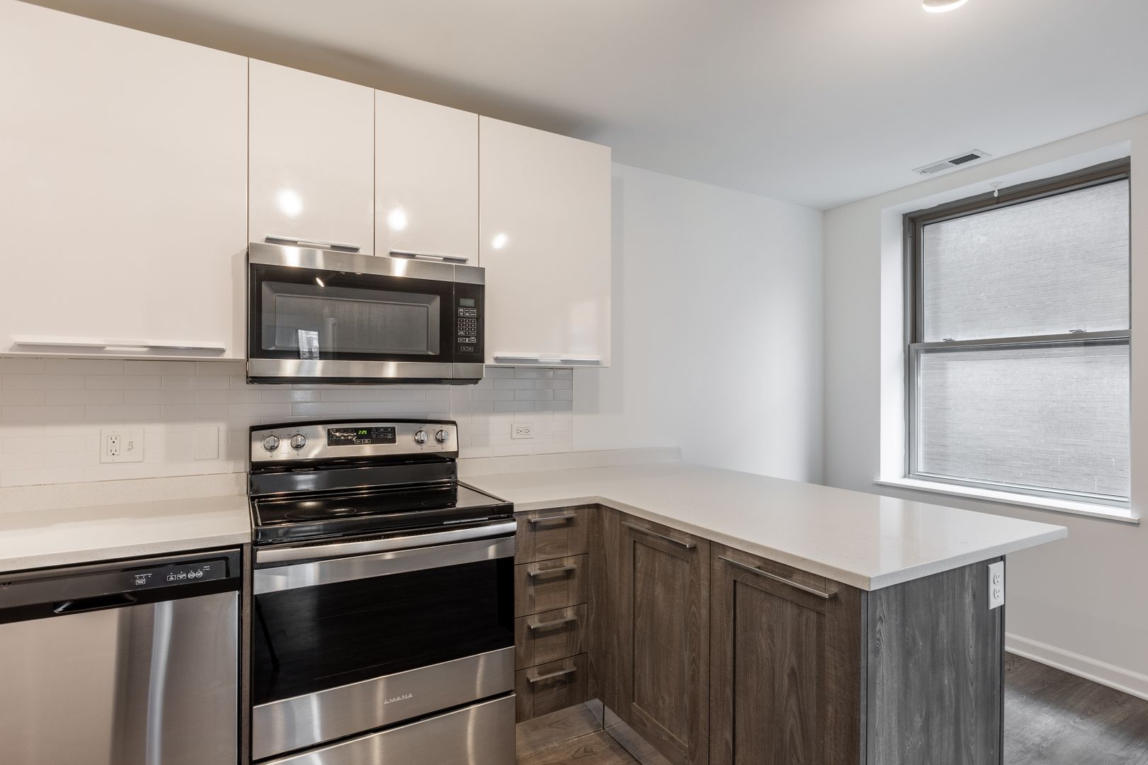 Chicago Apartment: 940 W Winona St. - 405