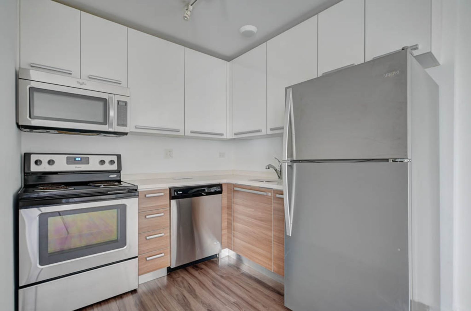 Chicago Apartment: 925 W Carmen Ave. #2B