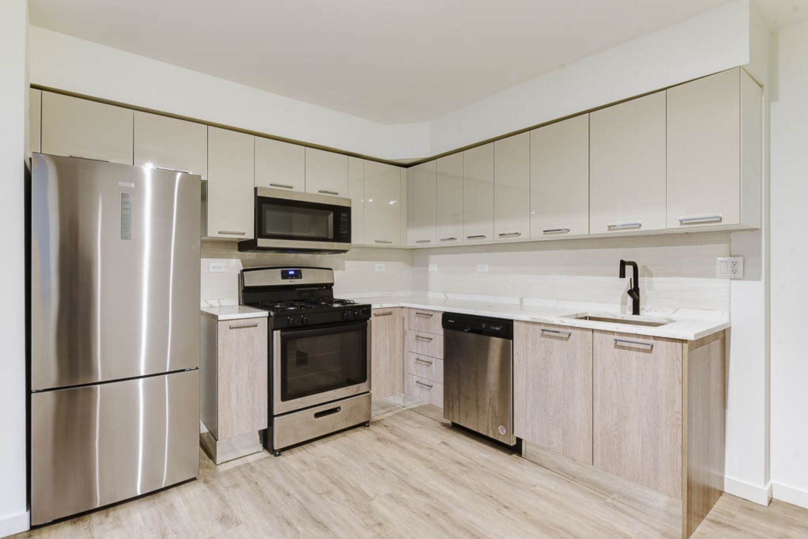 Chicago Apartment: 7621 N. Sheridan Rd.  - 2E