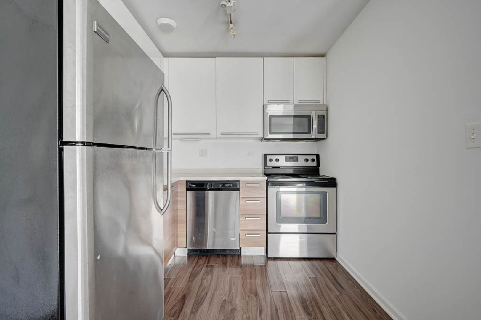 Chicago Apartment: 925 W Carmen Ave. #7A