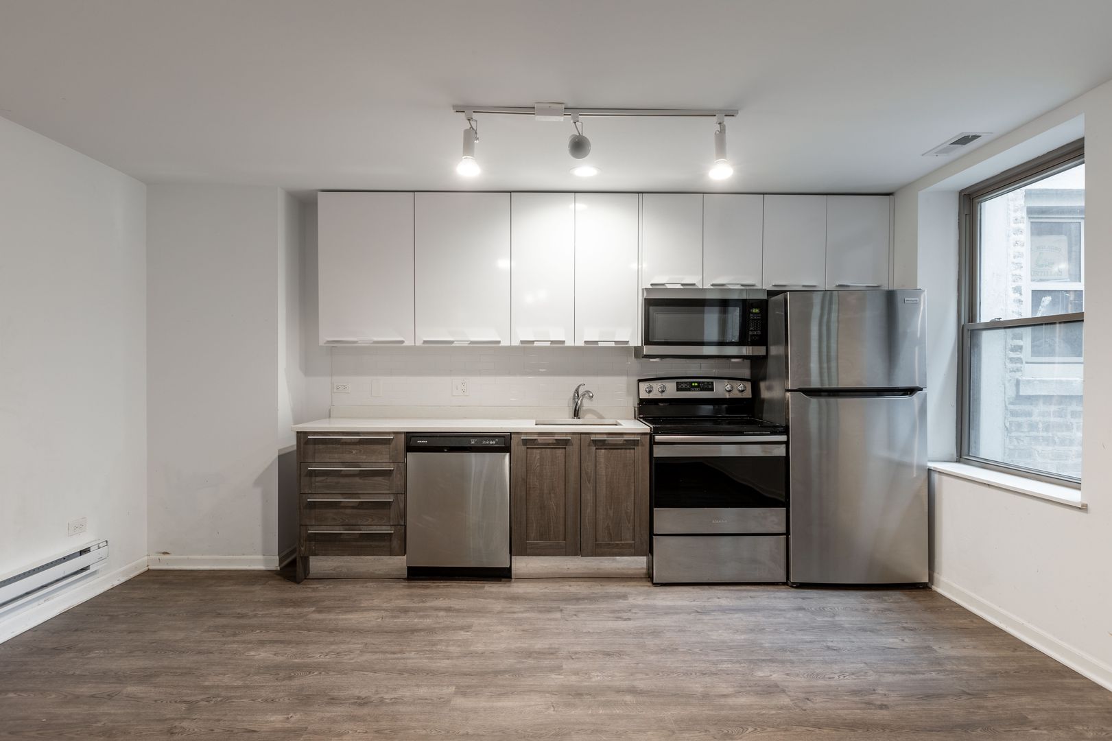 Chicago Apartment: 940 W Winona St. - 207