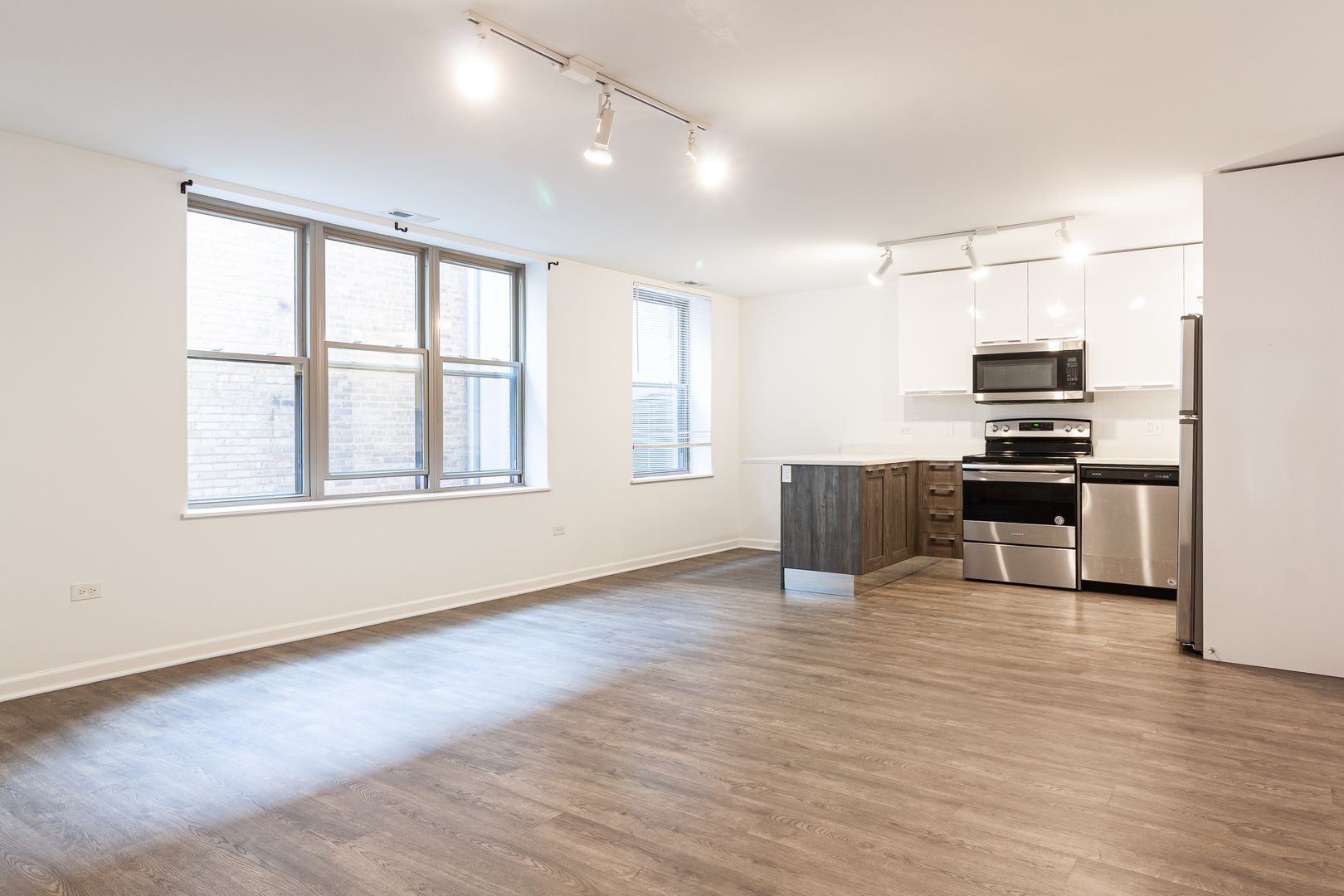 Chicago Apartment: 940 W Winona St. - 211