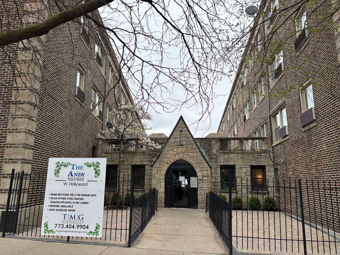 Chicago Apartment: 1555 W. Hollywood Avenue #413