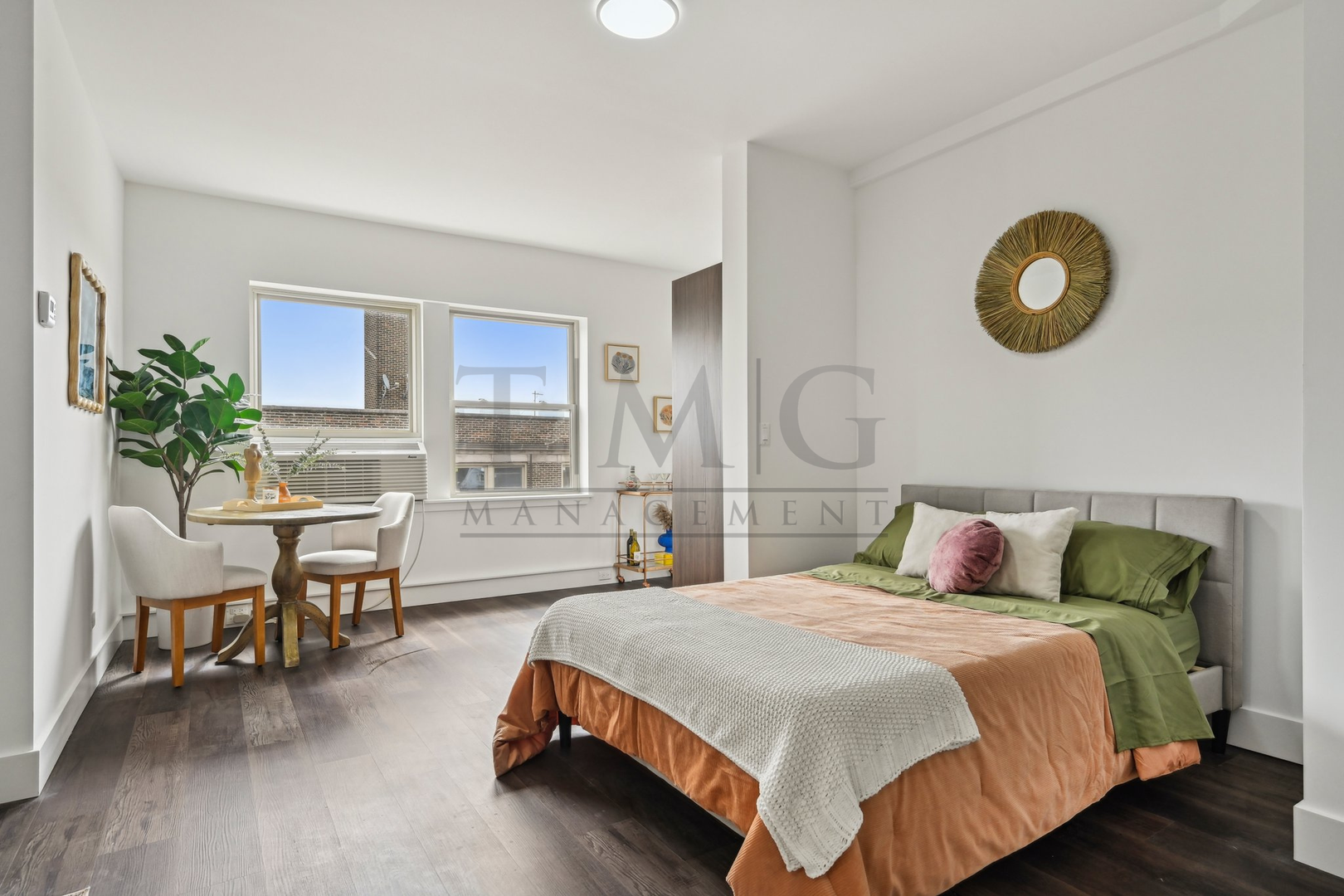 Chicago Apartment: 1553 W. Hollywood Avenue #309