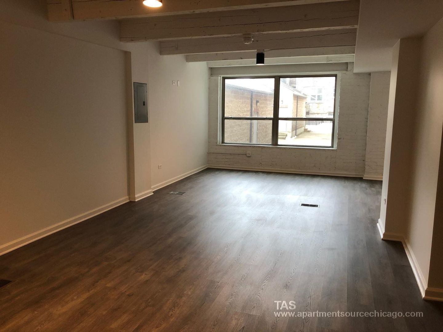 Chicago Apartment: 932 W. Dakin St. #108