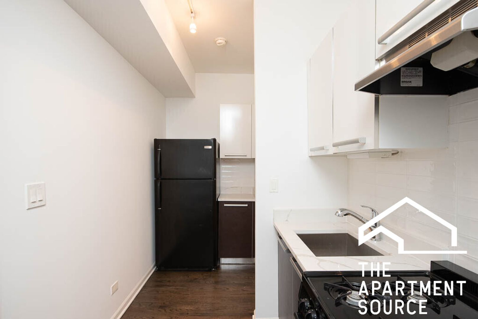 Chicago Apartment: 5054 N Winthrop Ave. #205