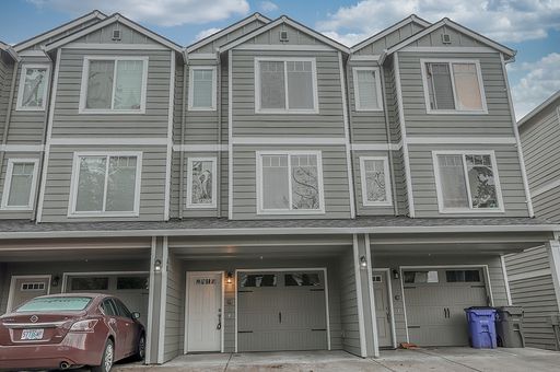 Spacious 3-bedroom Townhouse in Quiet Setting! – photo 1