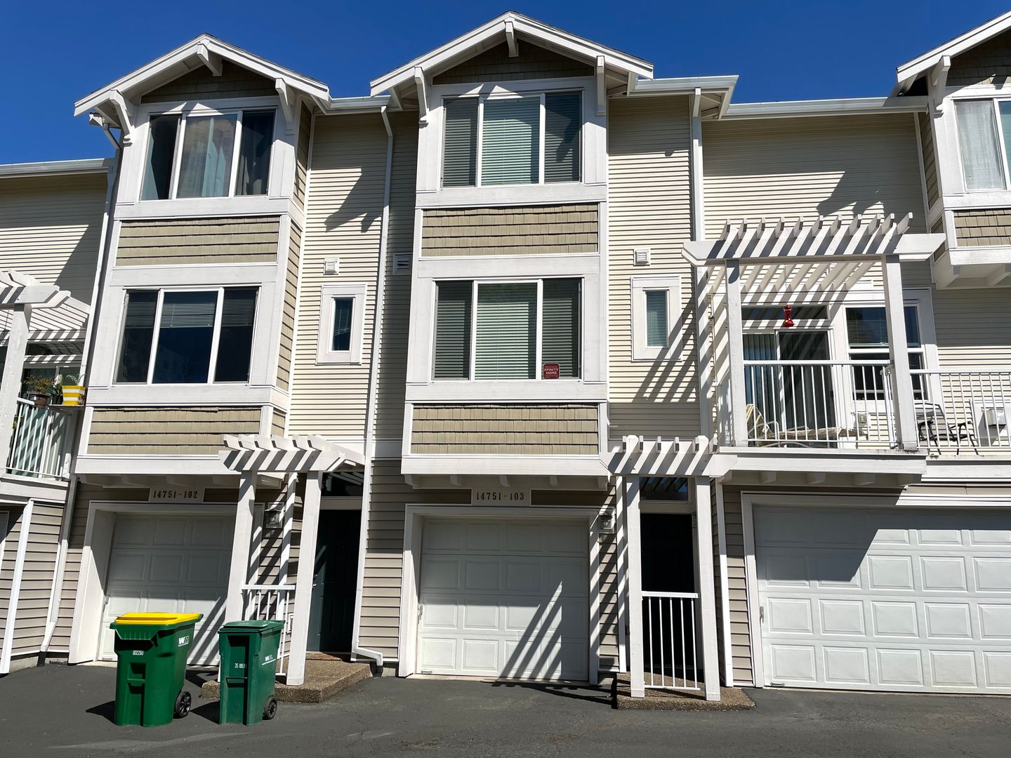 Stylish 2br/2.5ba Townhome with 2-car tandem garage in great Beaverton location