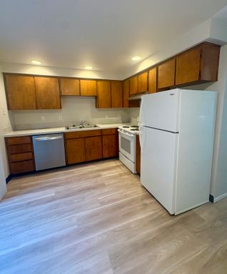 Spacious 2 Bedroom Townhouse Close to Shopping & Bus! $500 Off First Months Rent!! – photo 1