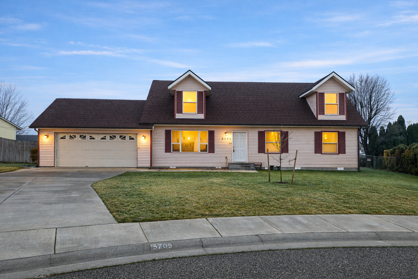 West Richland House: 5705 Desert Dove Drive