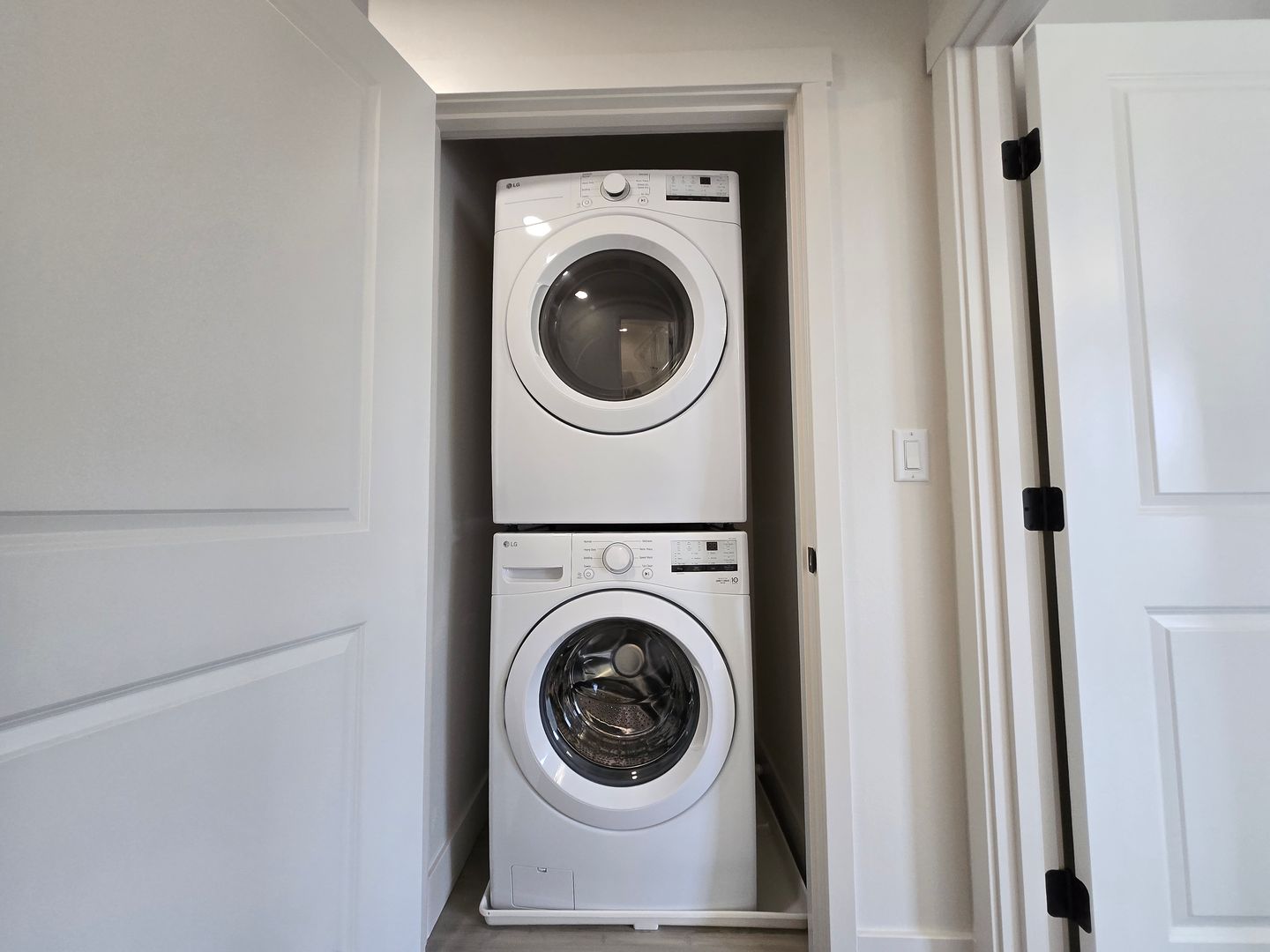 $1,000 OFF FIRST MONTH'S RENT!! 7 of 12