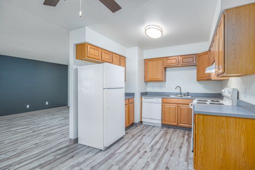 Hood Manor | 2-Bedroom Apartment with a Pool and A/C in Kennewick! – photo 1
