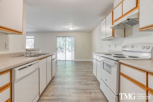 Updated Camas 2 Bedroom with Detached Garage, Balcony, Great Location! ** First Months Rent Free **