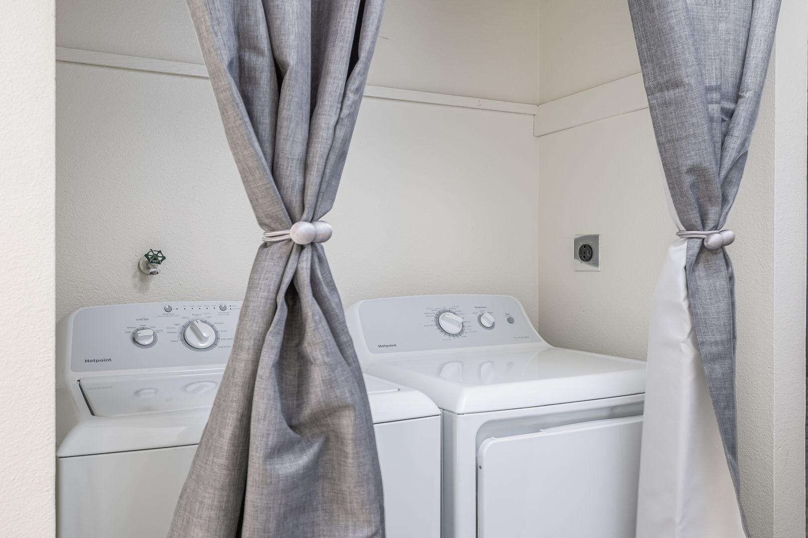 Laundry room at Hood Manor Apartments (3 of 7)