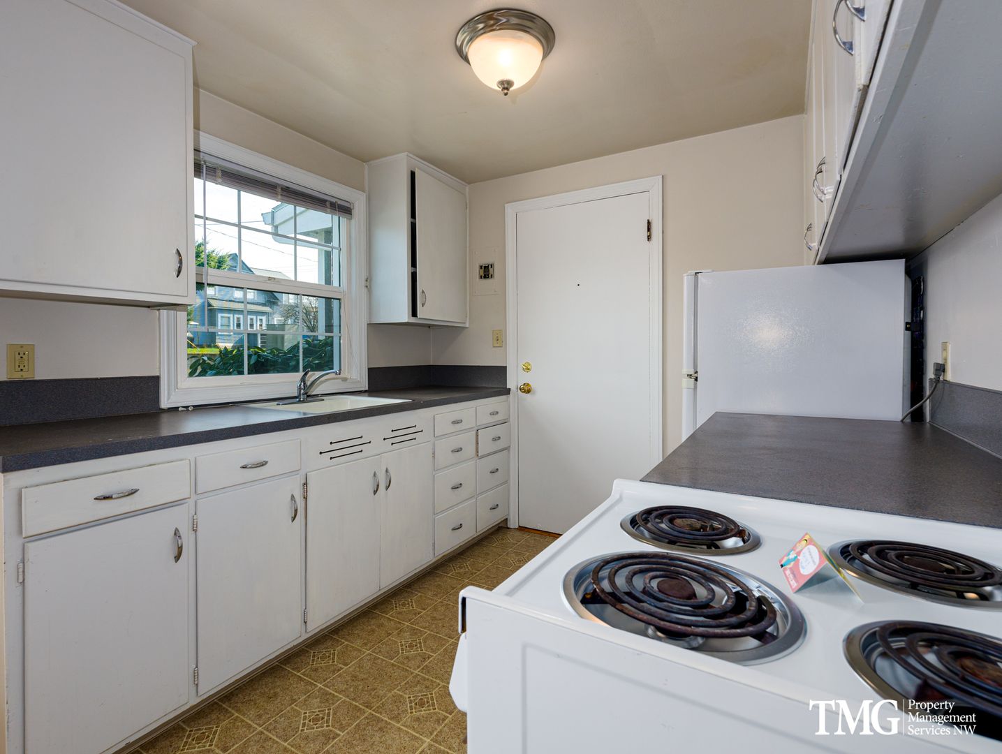 Vancouver Apartment: 1905-1915 Daniels St