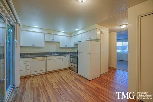 Spacious 2 Bedroom Townhouse Close to Shopping & Bus! – photo 1