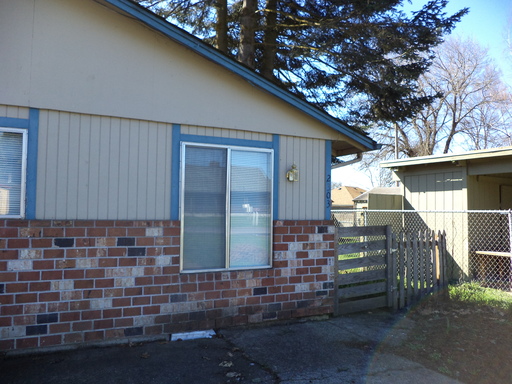 Pet Friendly 2 Bedroom Duplex in Great Fruit Valley Location, Park & bus lines nearby! W/S/G paid! – photo 1