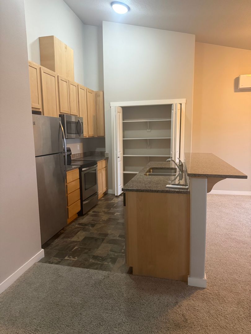 Vancouver Apartment: 608 NE 86th St
