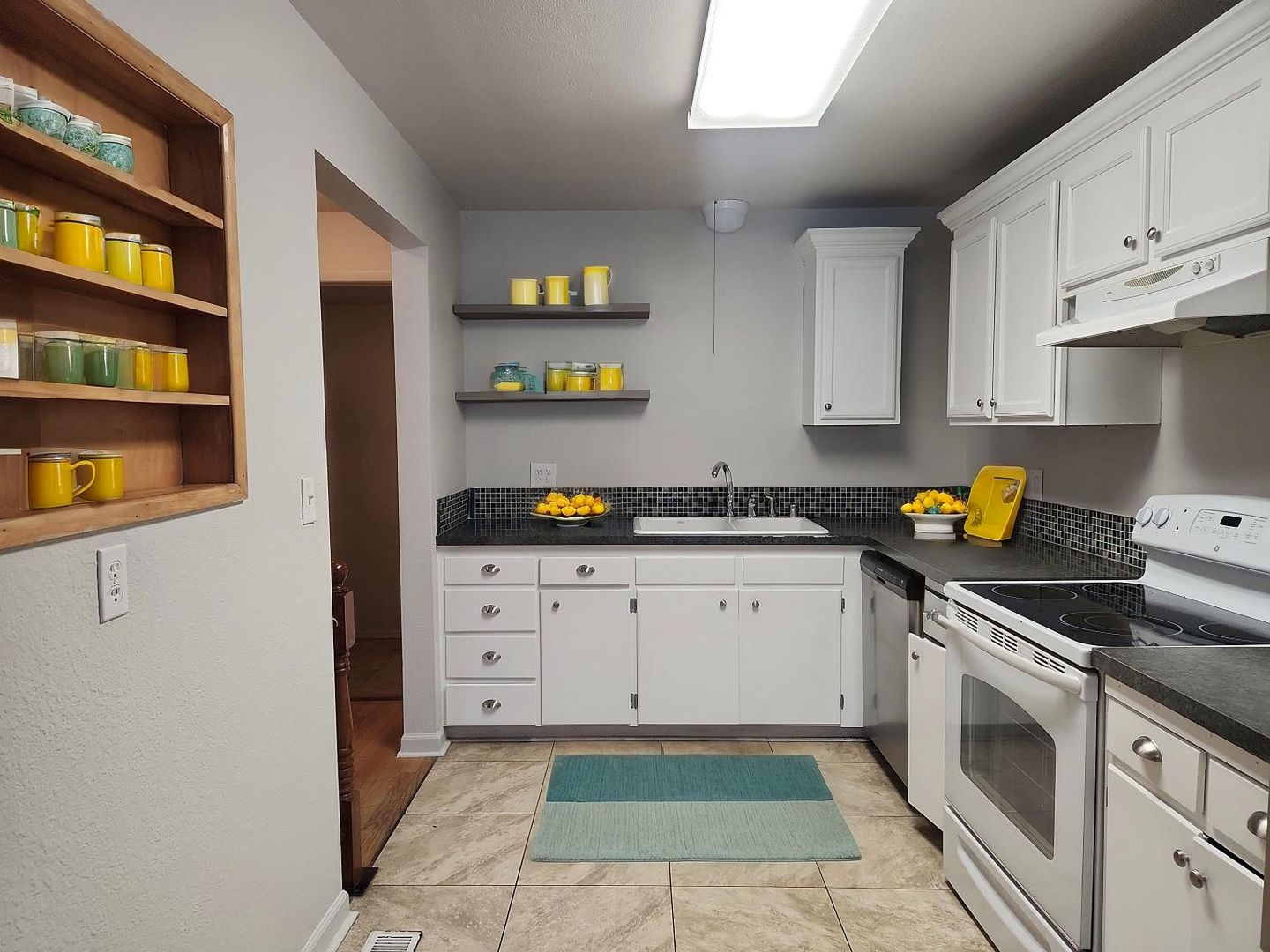 Pasco Townhome: 911 W Leola Street