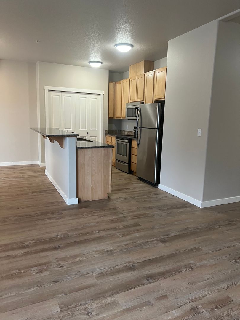 Vancouver Apartment: 608 NE 86th St