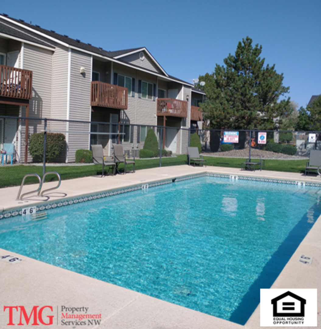 Pool at Aaron Ridge Apartments (6 of 6)