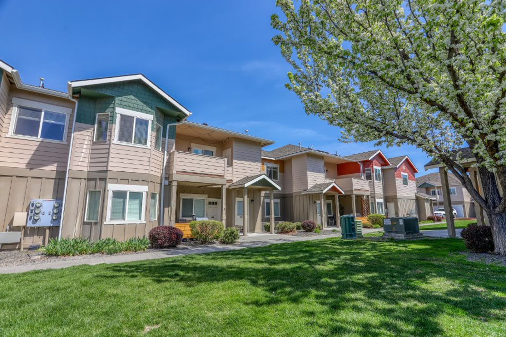 Kennewick Apartment: 8180 W 4th Ave