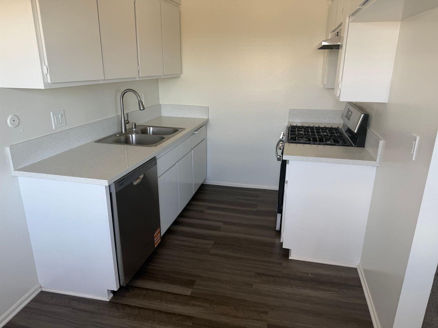 Hawthorne Apartment: 13515 Doty Avenue