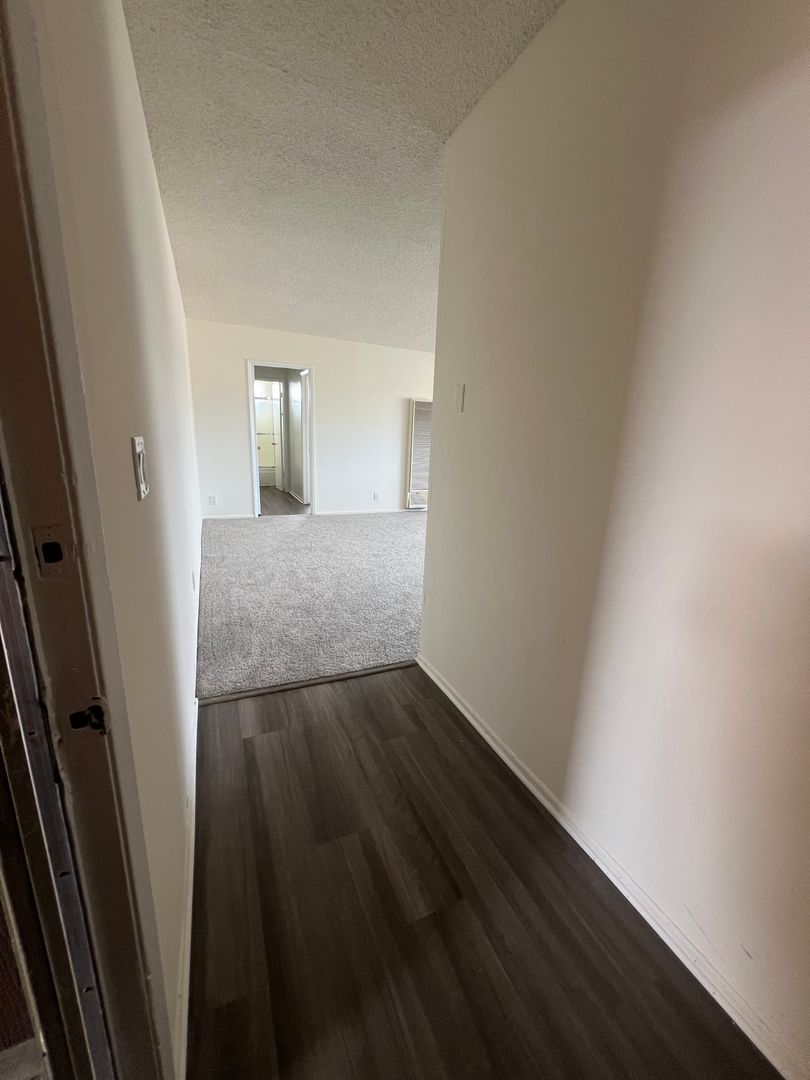 Hawthorne Apartment: 13515 Doty Avenue