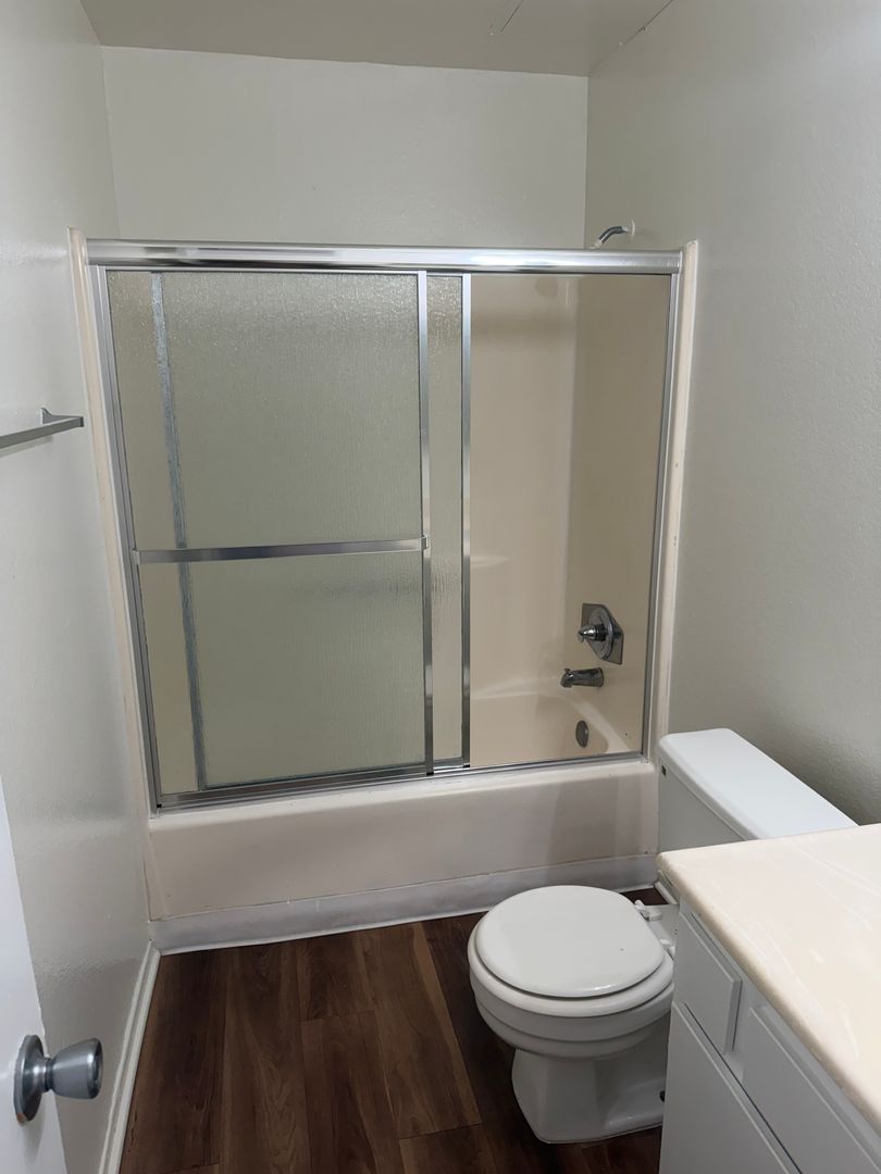 Hawthorne Apartment: 13515 Doty Avenue