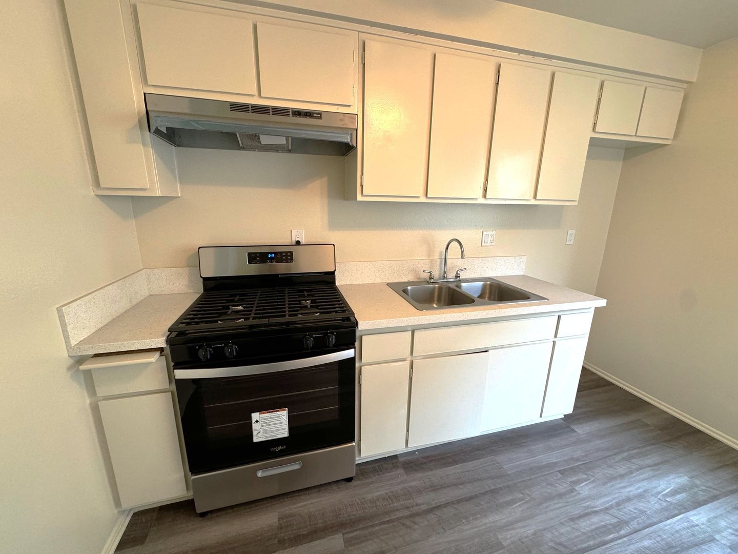 Hawthorne Apartment: 13515 Doty Avenue