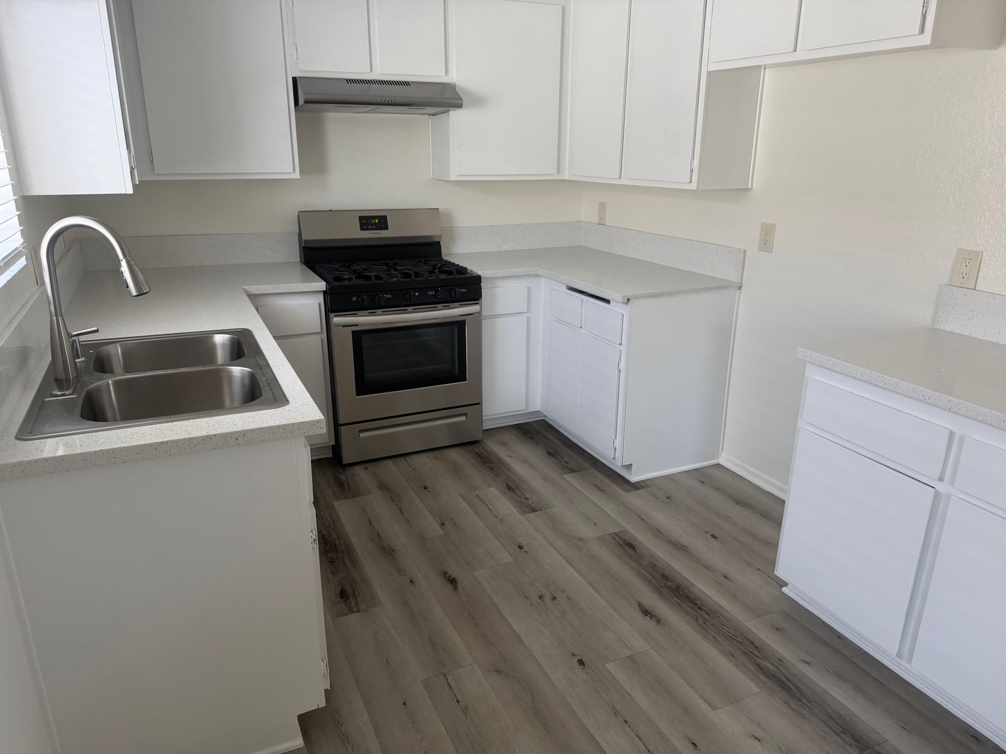 Hawthorne Apartment: 14032 Cordary Avenue