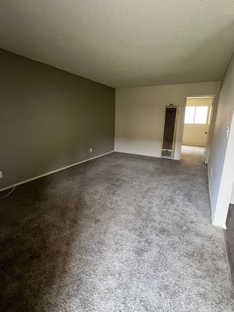 Hawthorne Apartment: 13515 Doty Avenue