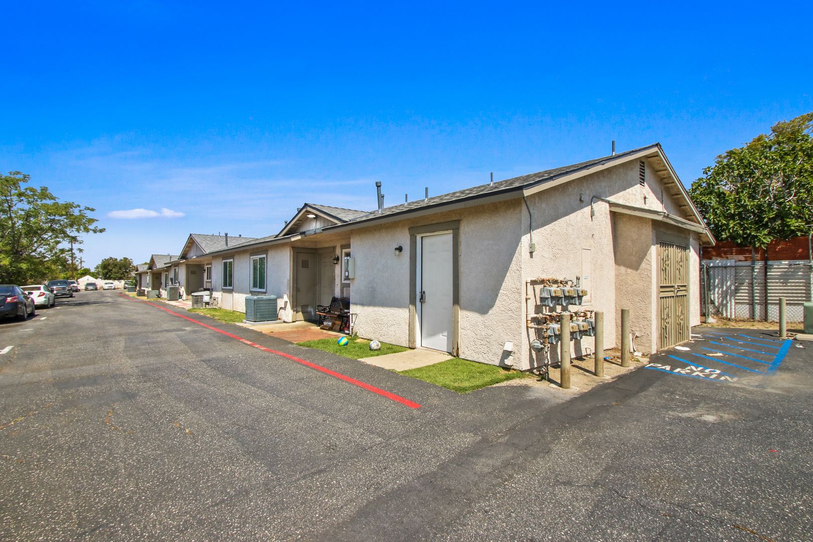 Fontana Apartment: 8244 Beech Avenue