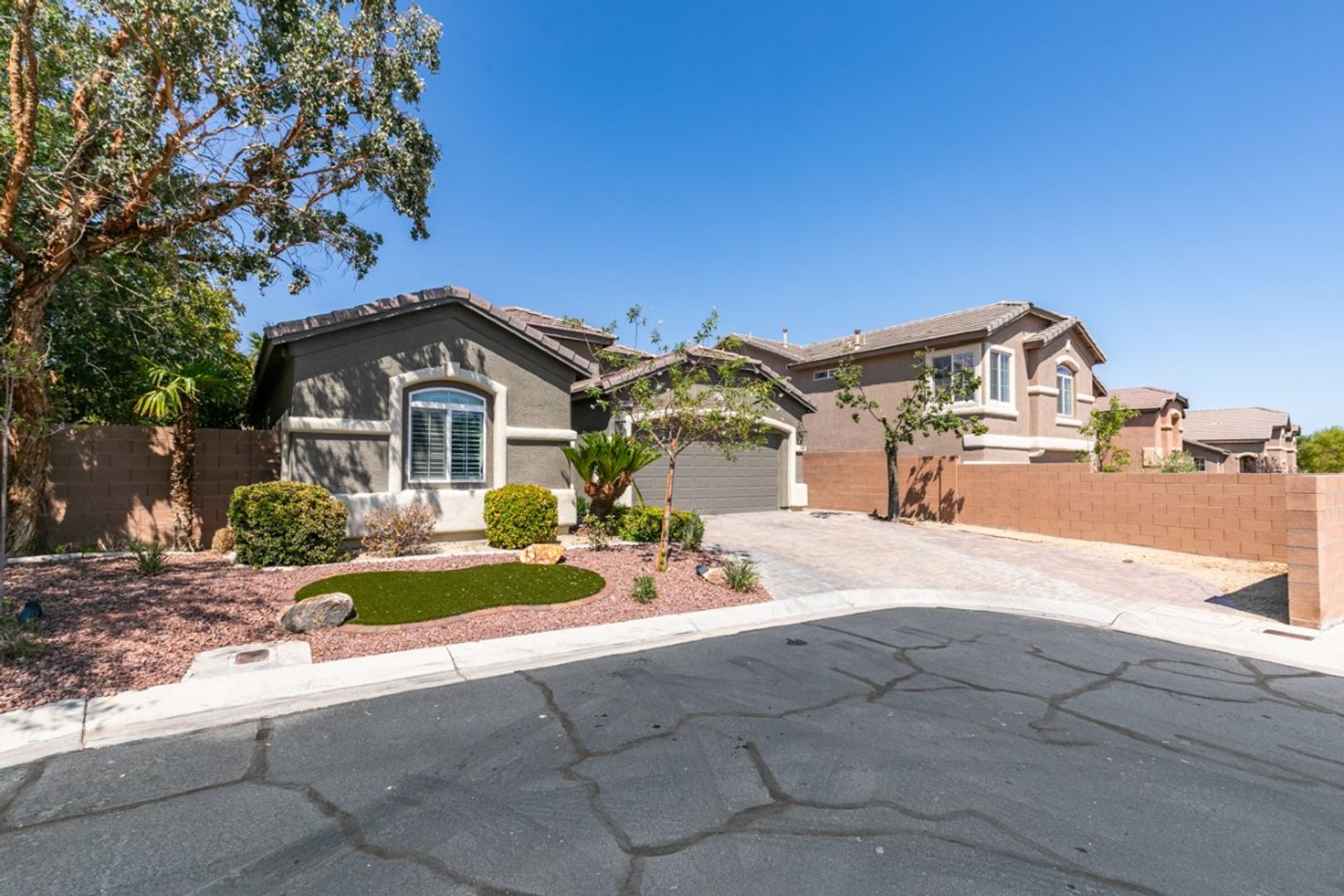 LAS VEGAS House: 10002 LONG BARROW CT
