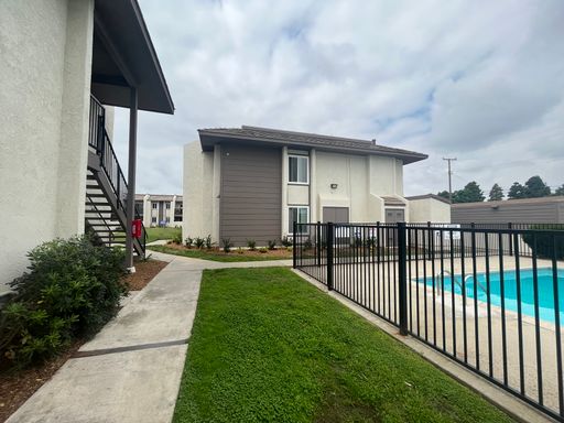 Newly Renovated 2 Bed | 2 Bath Apartment with 2 Assigned Parking Spaces – photo 1