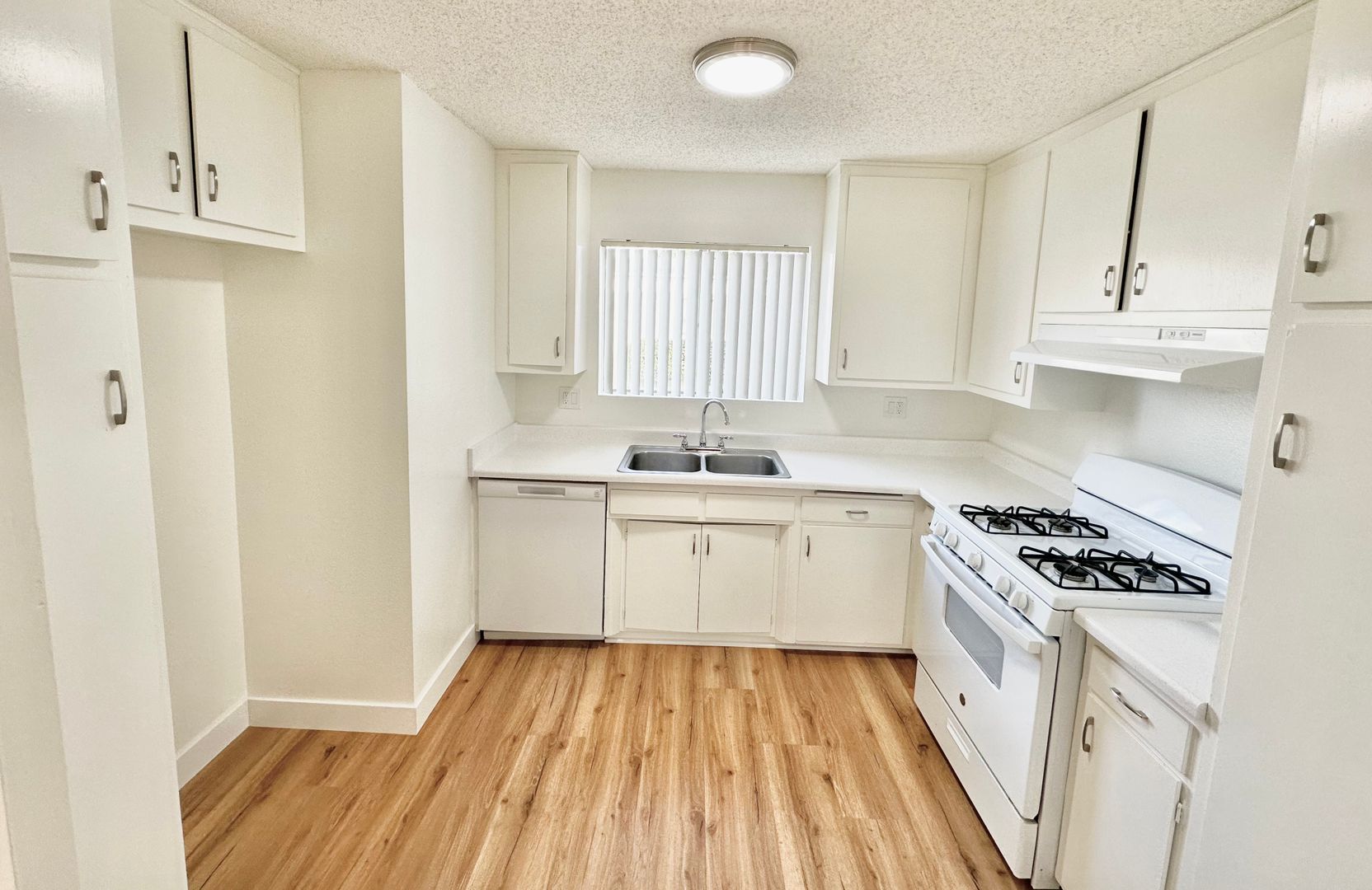Anaheim Apartment: 2950 W. Lynrose Dr.