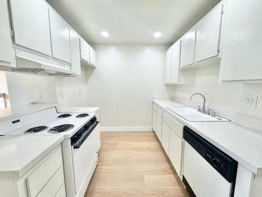 TXT Spacious 2/2 Private Balcony Storage 2 assigned parking – photo 1