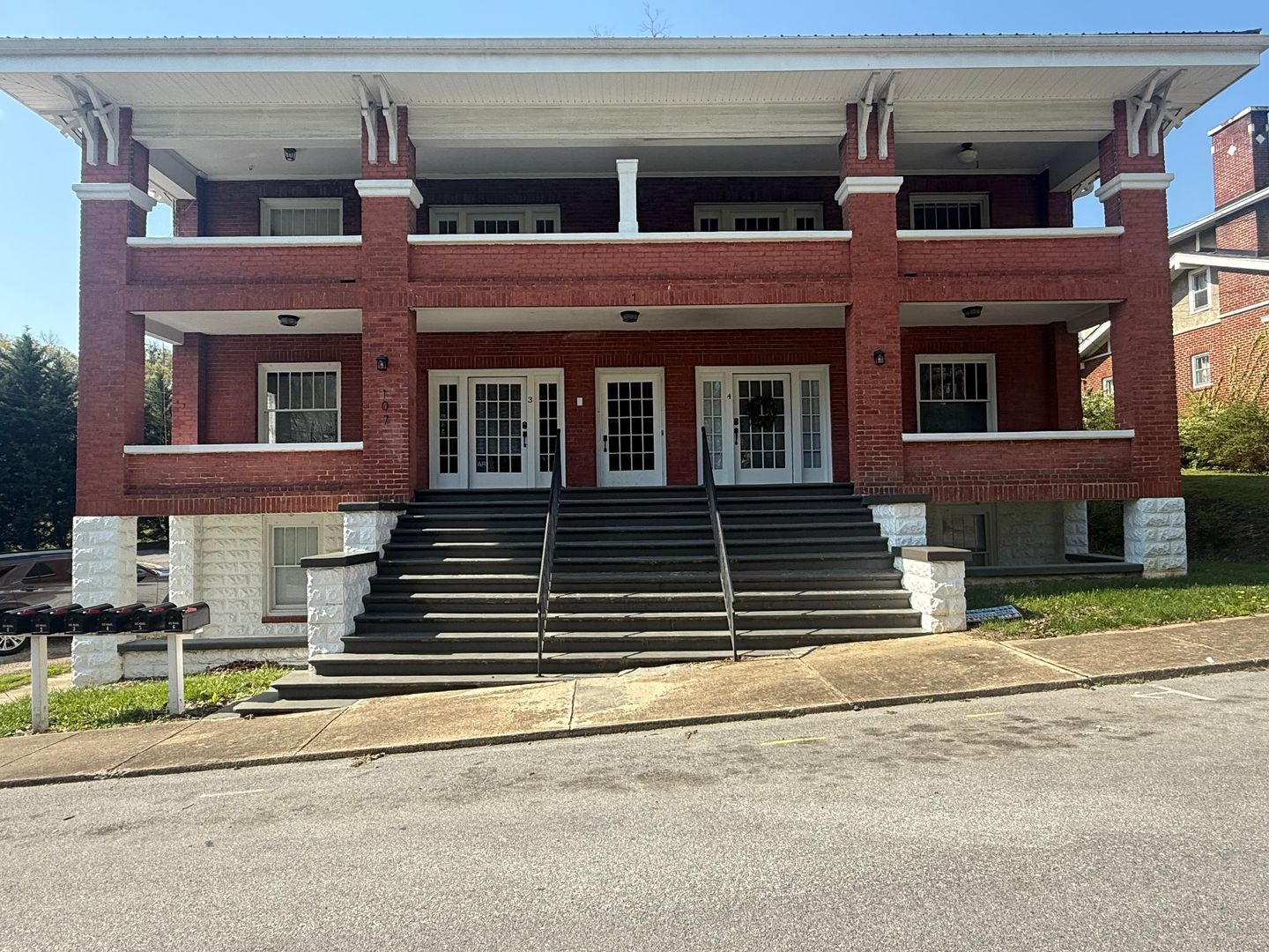 Greeneville Apartment: 107 Charles St