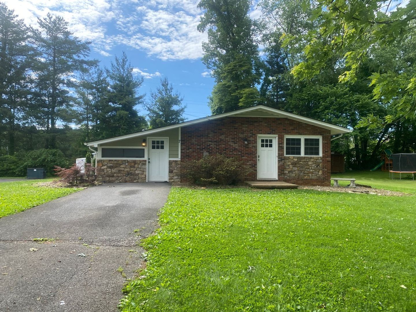 Johnson City House: 7 Lynn Terrace Ct