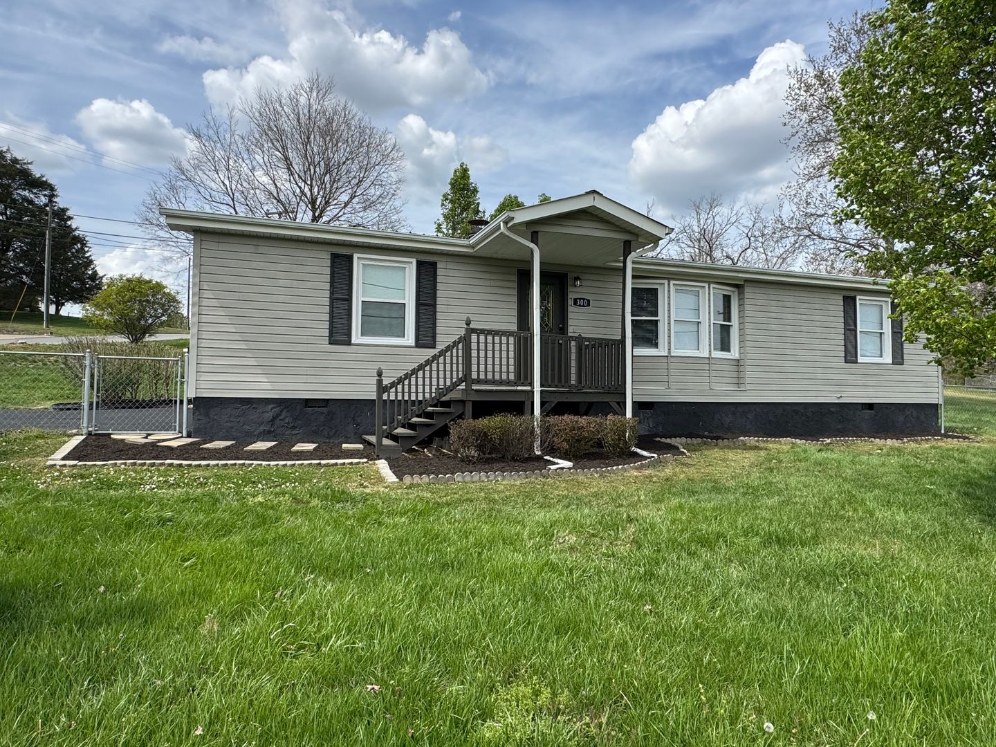 Kingsport House: 300 Derby Dr