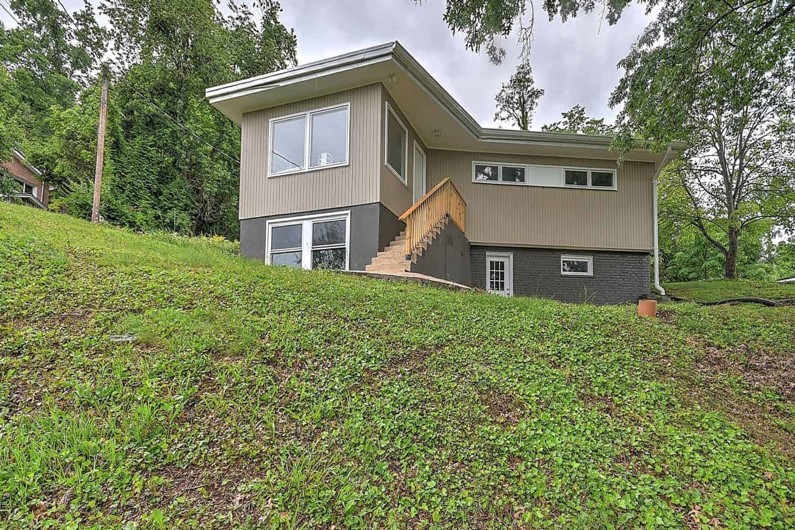 Bristol House: 310 Knob Hill Dr