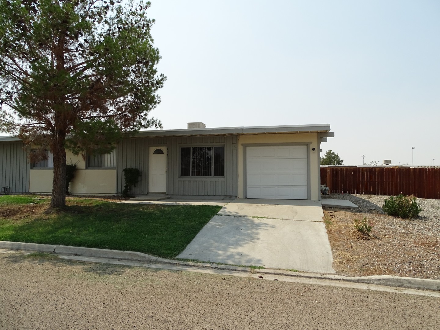 Ridgecrest House: 437 Oasis Dr