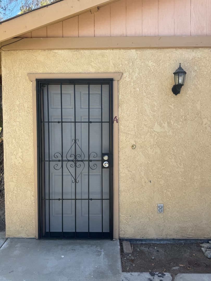 Ridgecrest Apartment: 928 E California Ave. A-B