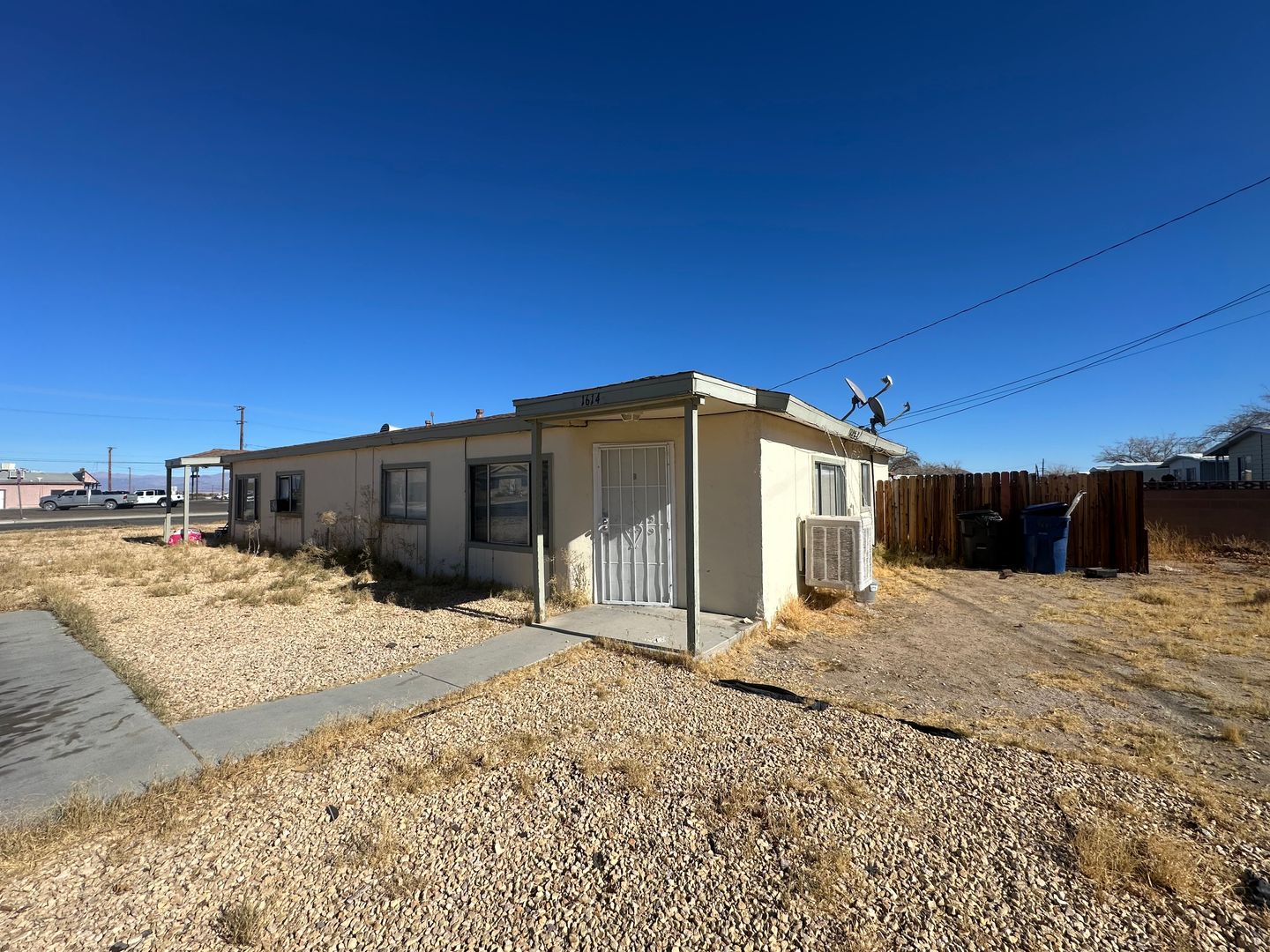 Ridgecrest Apartment: 1614 Sierra View St. A-B