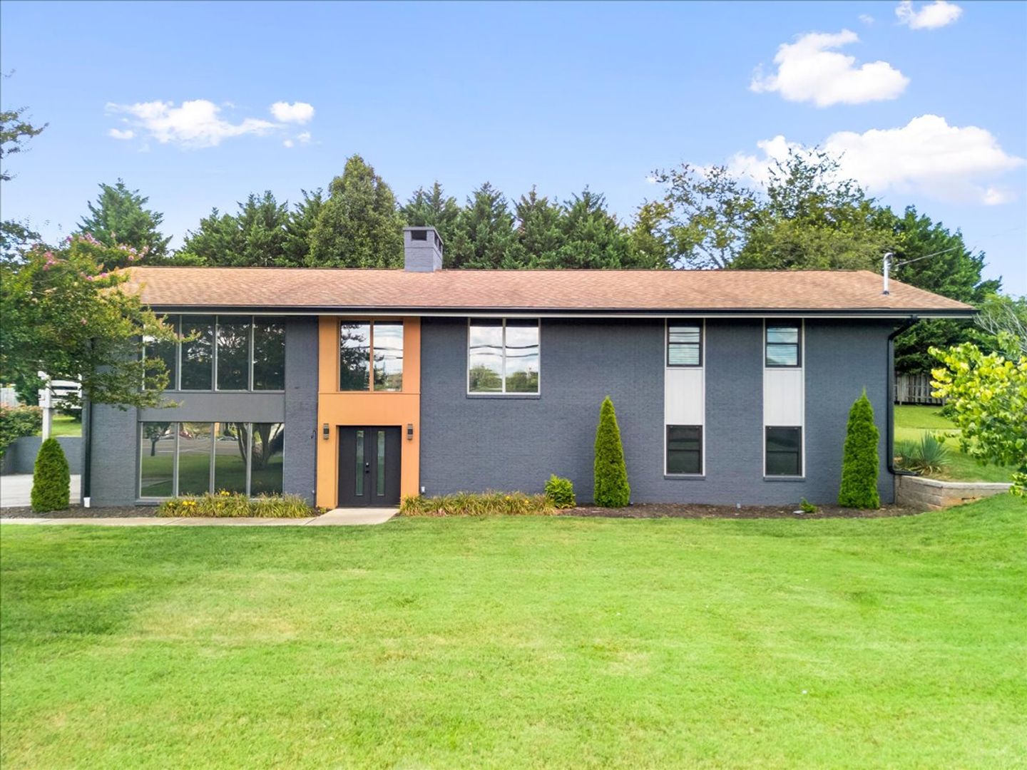 Knoxville House: 813 N Cedar Bluff Rd