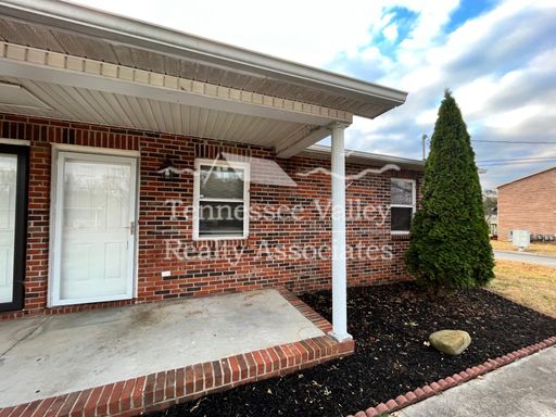 MOVE IN READY! 2 BED/1 BATH duplex in the heart of Lenoir City!