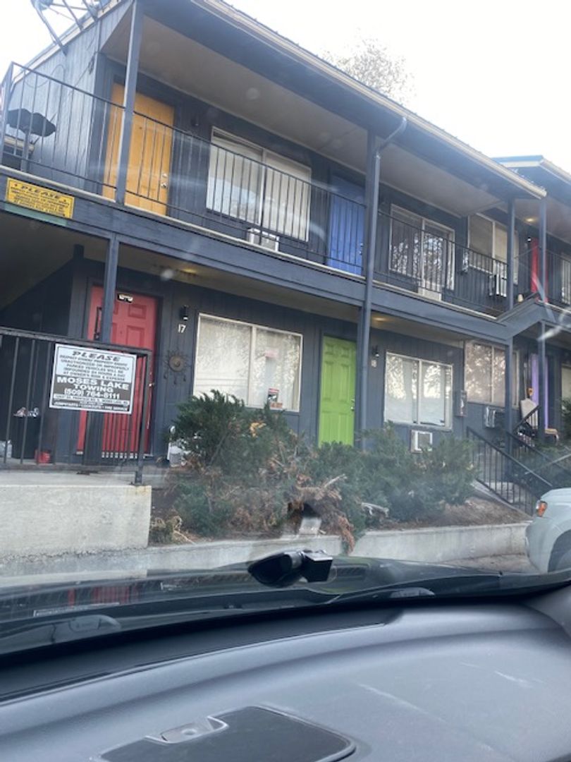 Moses Lake Apartment: 1017 Division