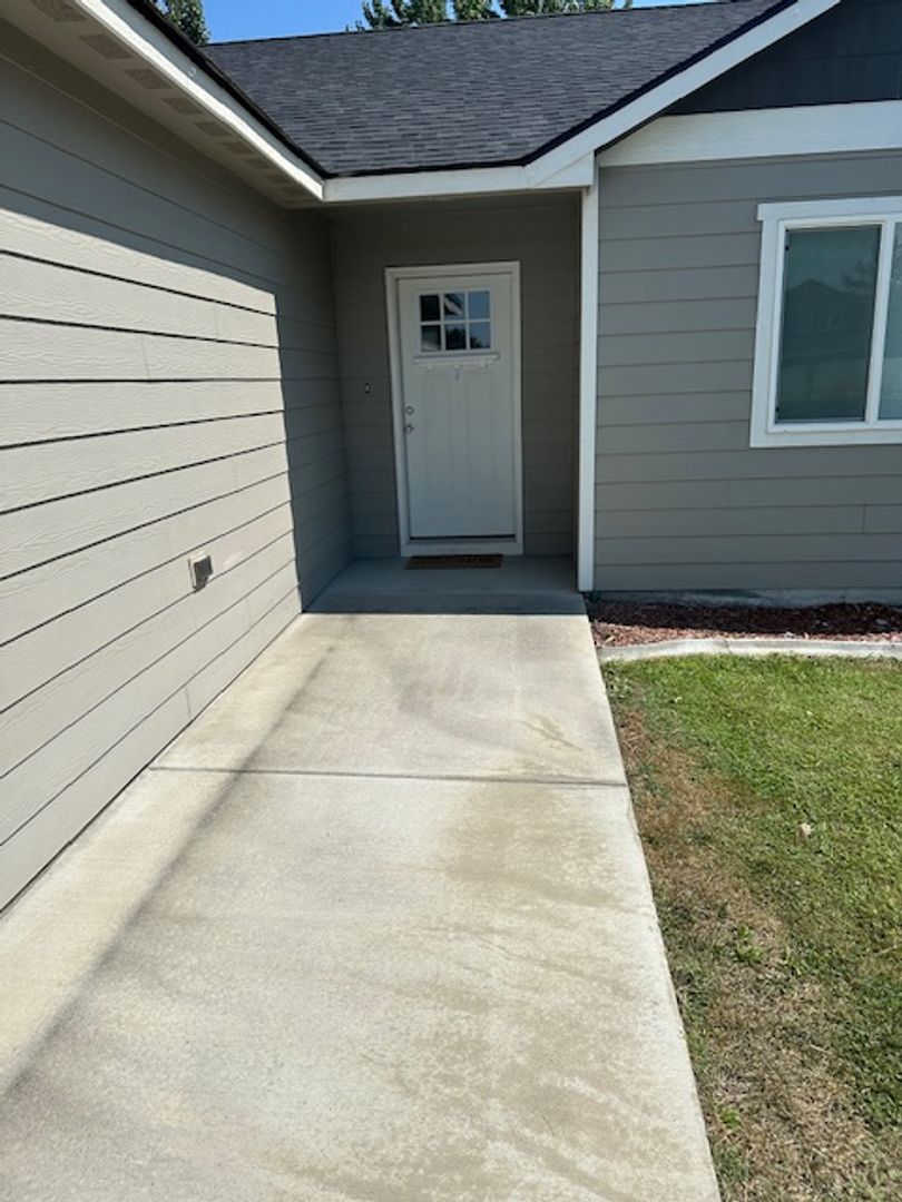 Moses Lake House: 1139 June Drive