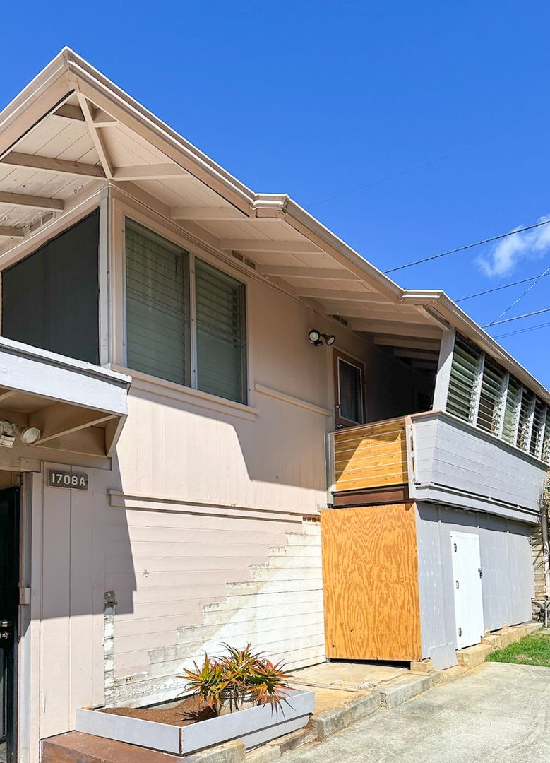 Honolulu Apartment: 1708A Nakiu Pl