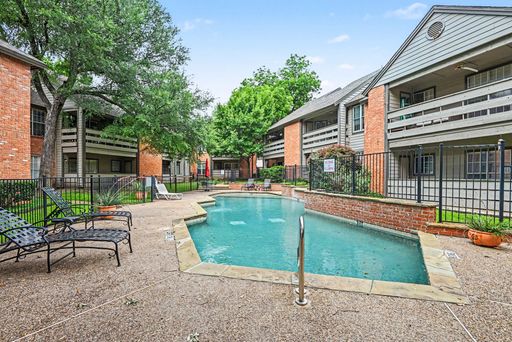 Welcome to 248 Jefferson Pkwy, Fort Worth, TX 76107, a charming 1-bedroom, 1-bathroom condo ideally located in the heart of Fort Worth's vibrant Cultural District area. – photo 1
